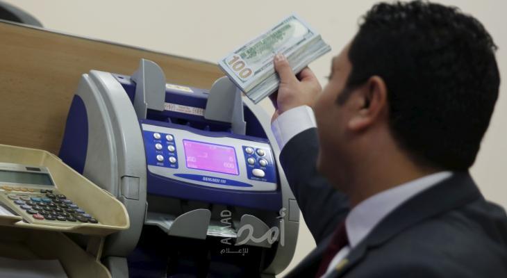 الدولار يسجل أعلى مستوياته في 17 شهراً أمام اليورو 