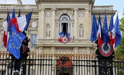 فرنسا تدعو عباس إلى التراجع عن تأجيل الانتخابات الفلسطينية